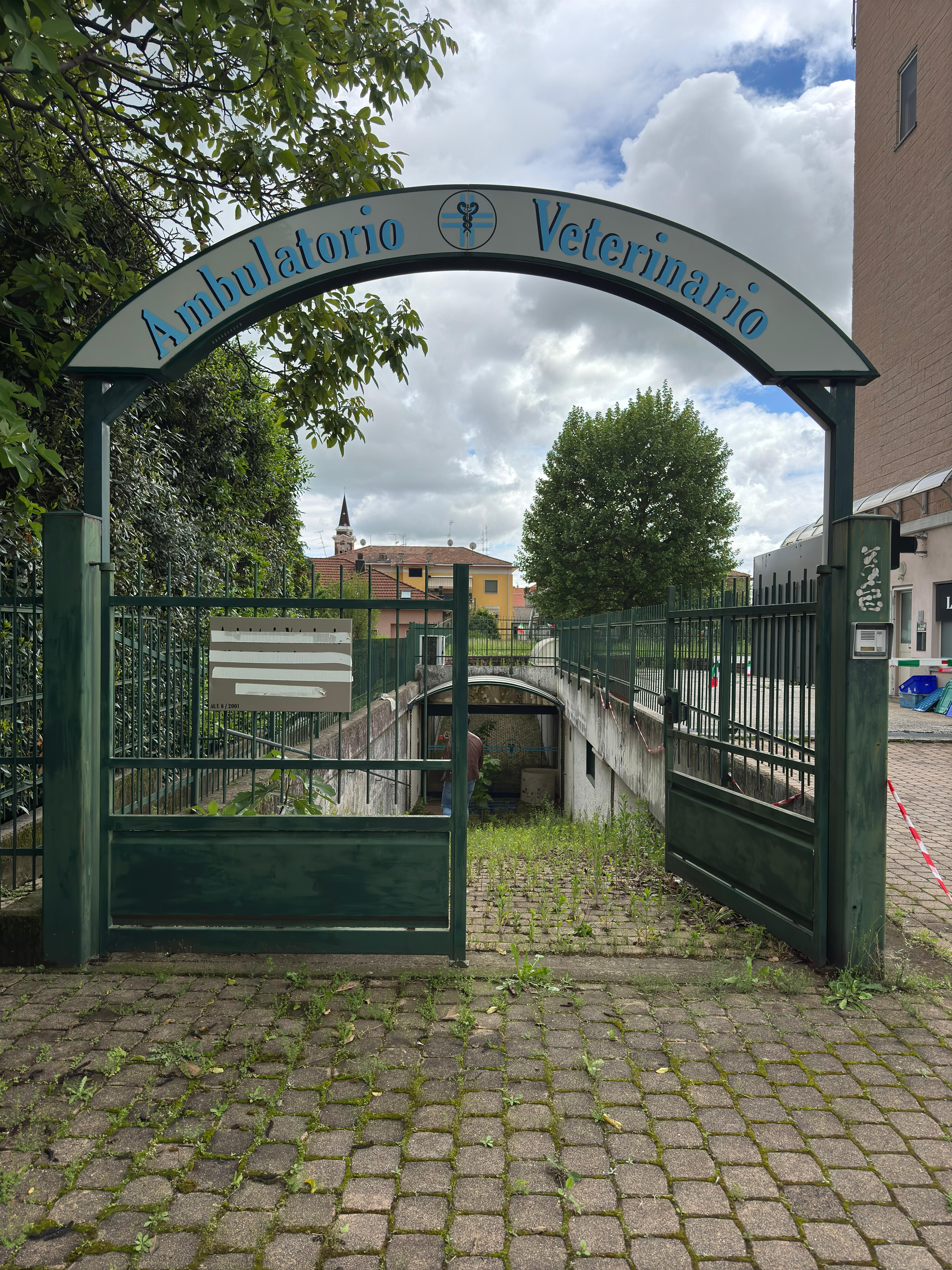 Biella Locale commerciale con posti auto privati 