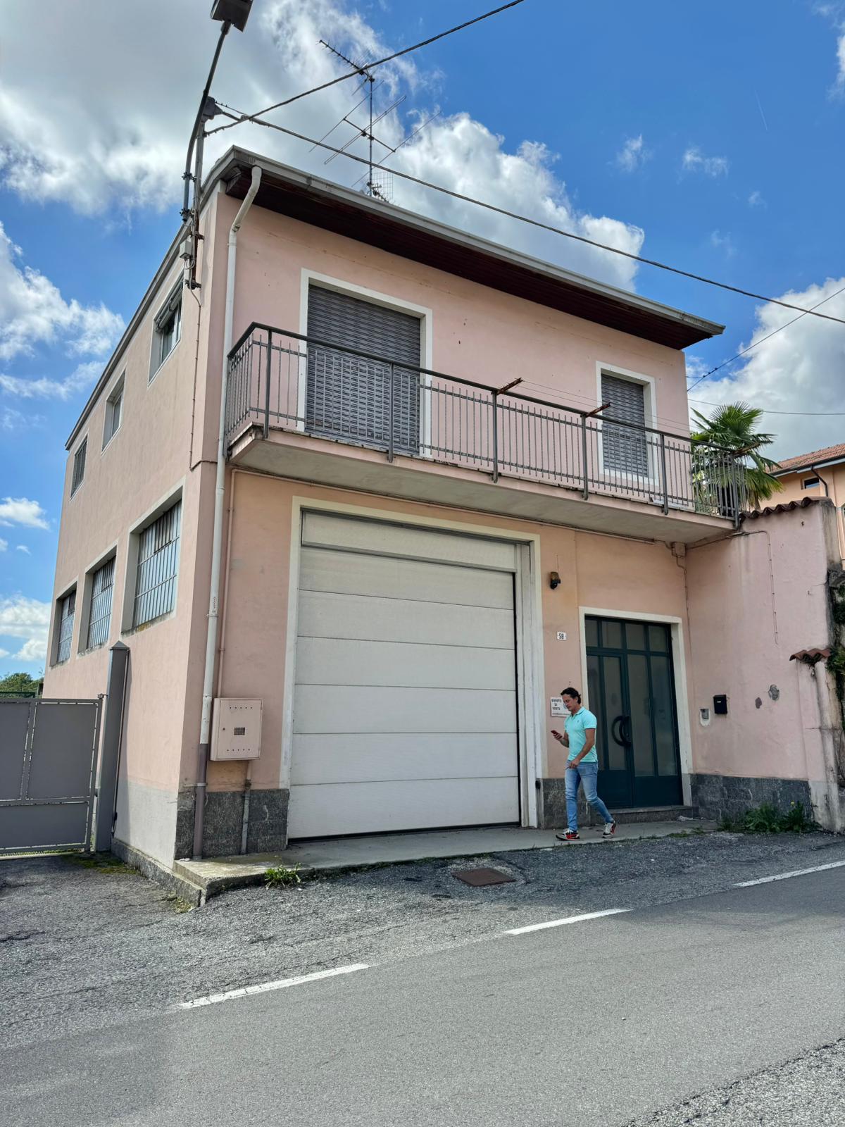 Casa indipendente in vendita a Pralungo con box e balcone