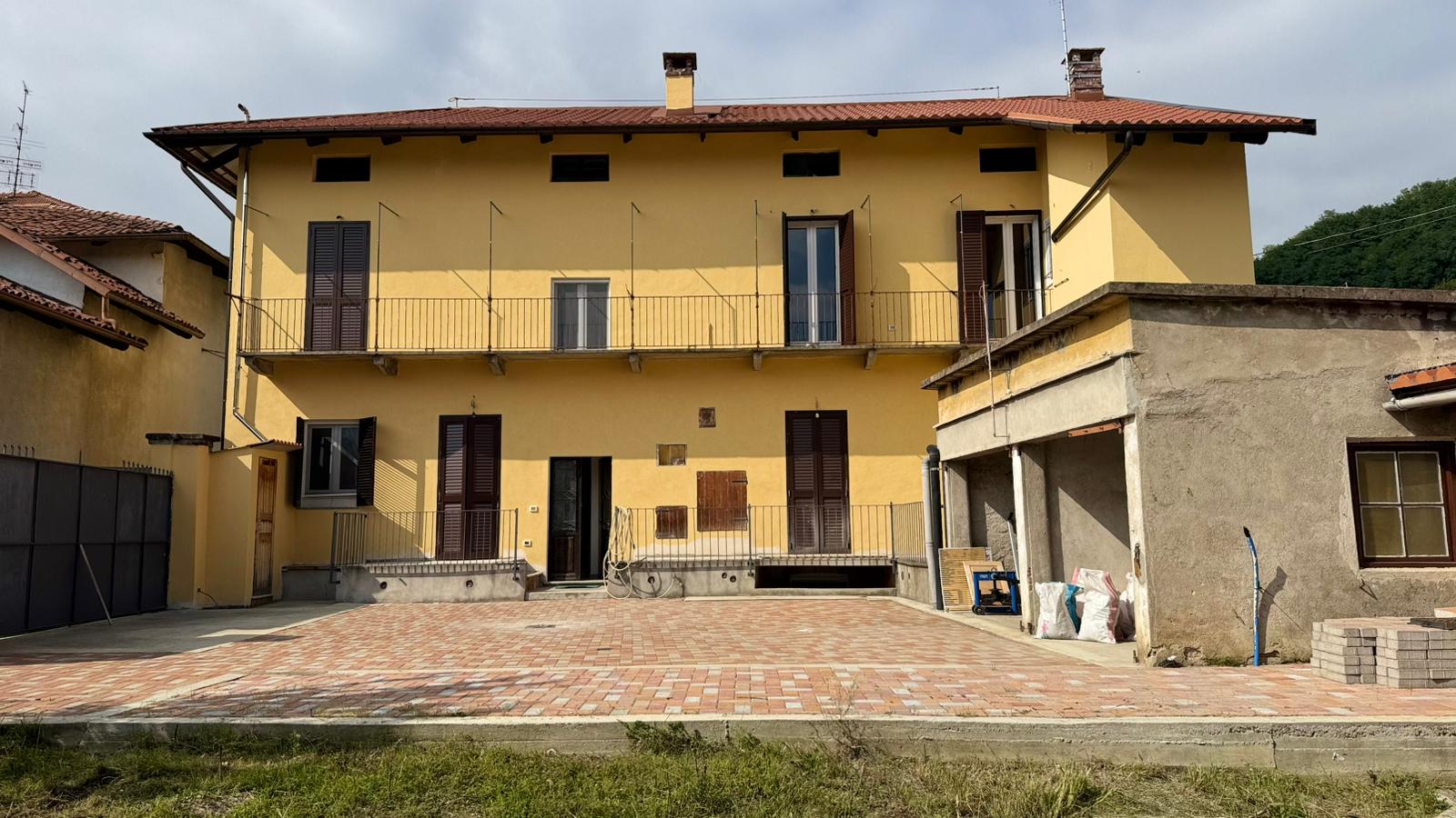 Casa indipendente ristrutturata con giardino a Biella Chiavazza, vista esterna