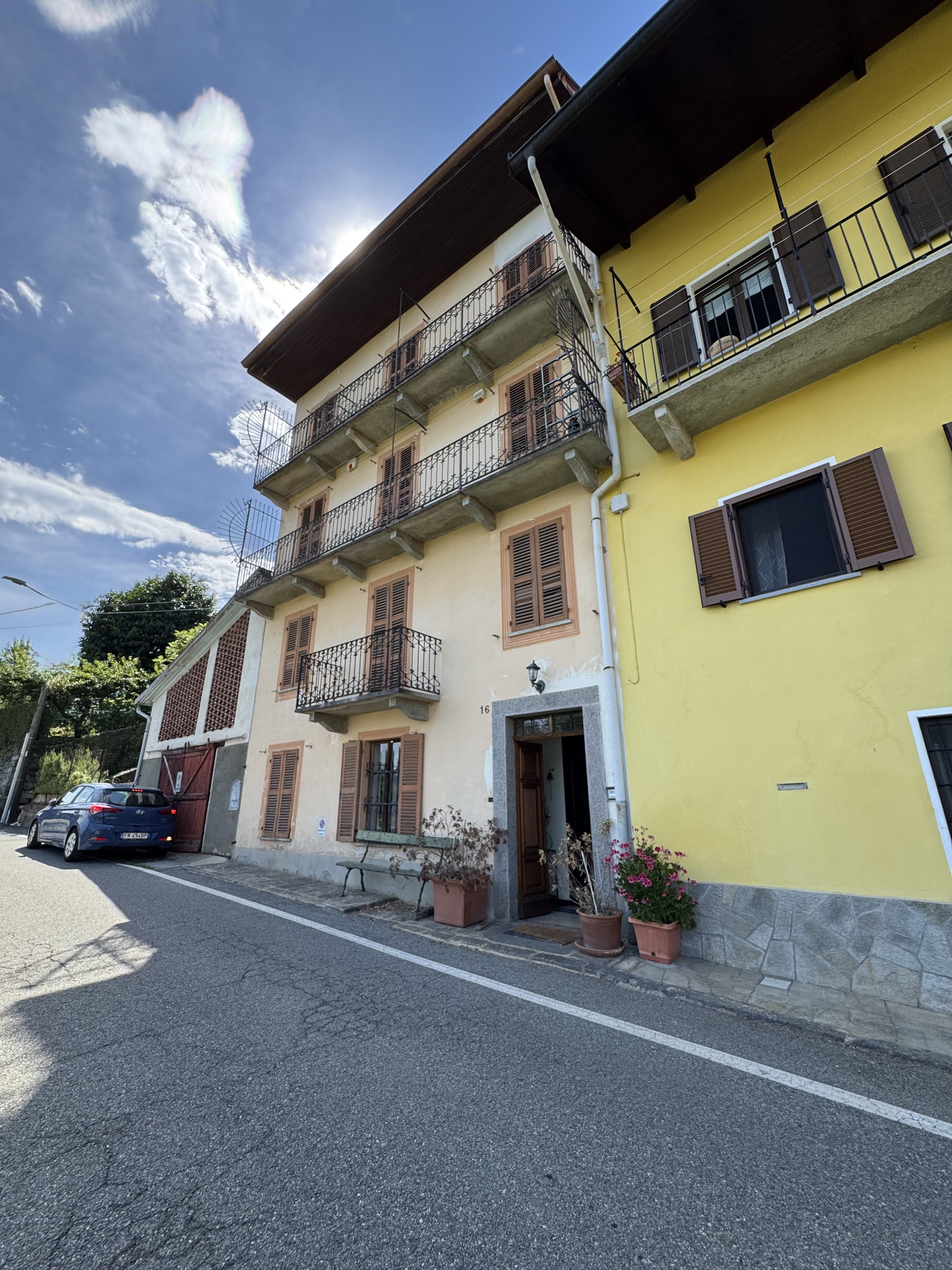 Casa con terreno a Camandona